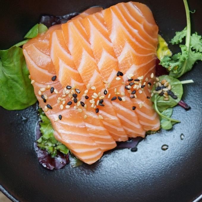 Lachs-Sashimi im DAIKAN