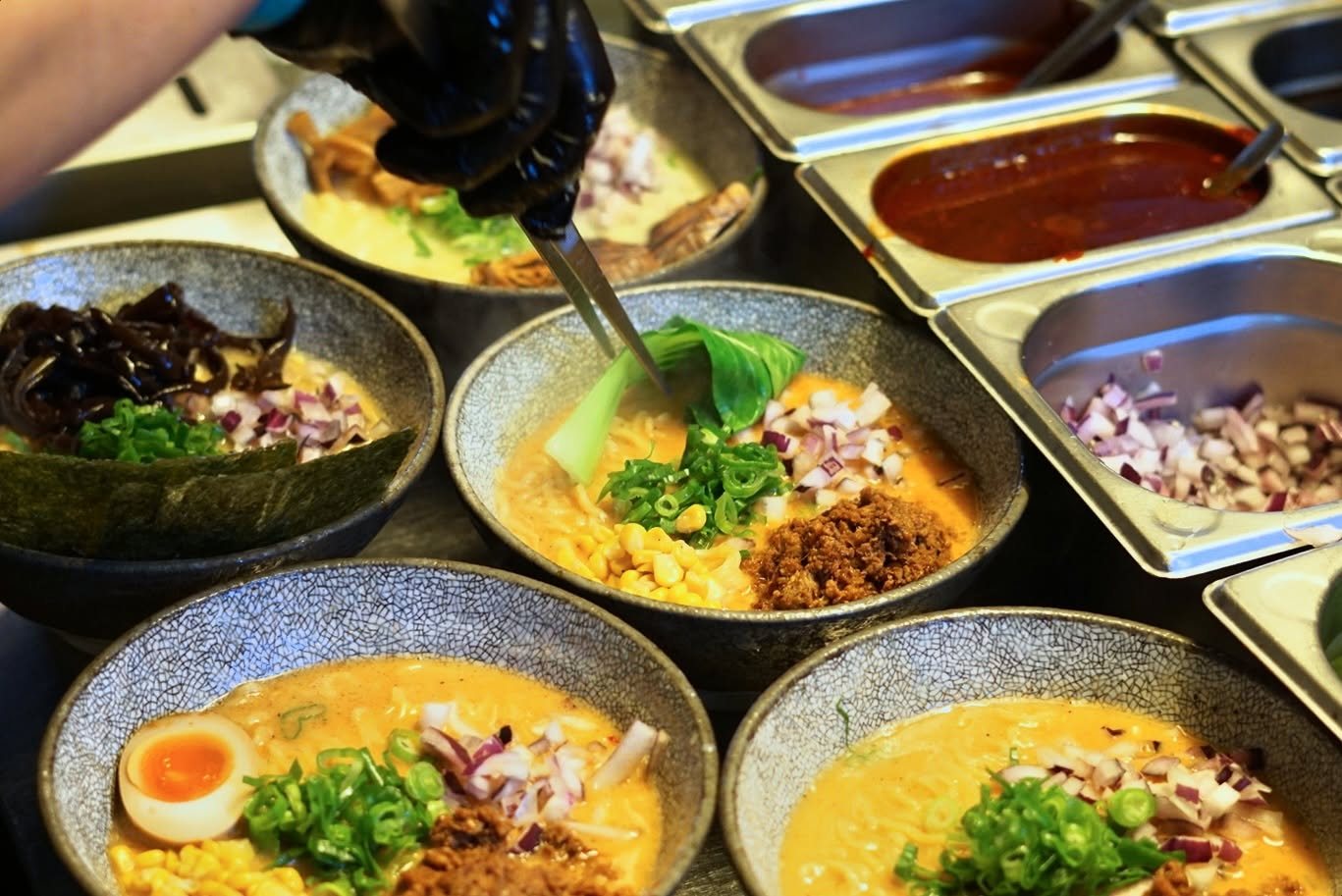 Ramen-Schalen werden an der offenen Küche im DAIKAN angerichtet