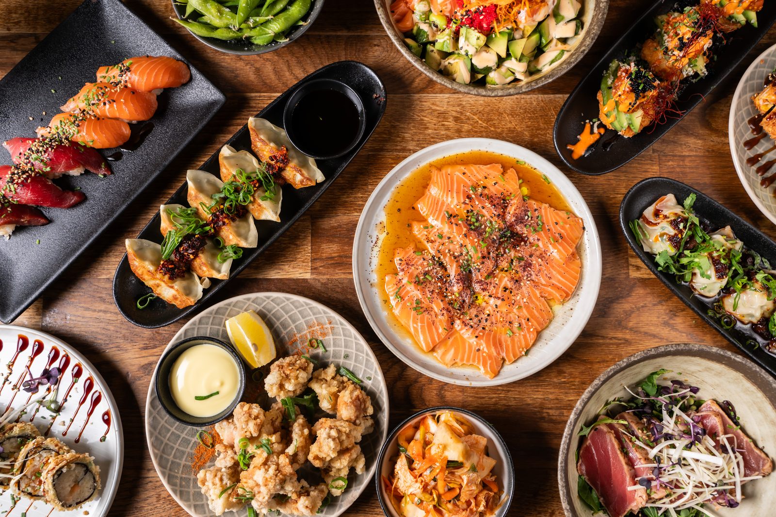 Sushi, Nigiri, Lachs-Carpaccio und Tapas auf einem Tisch im DAIKAN