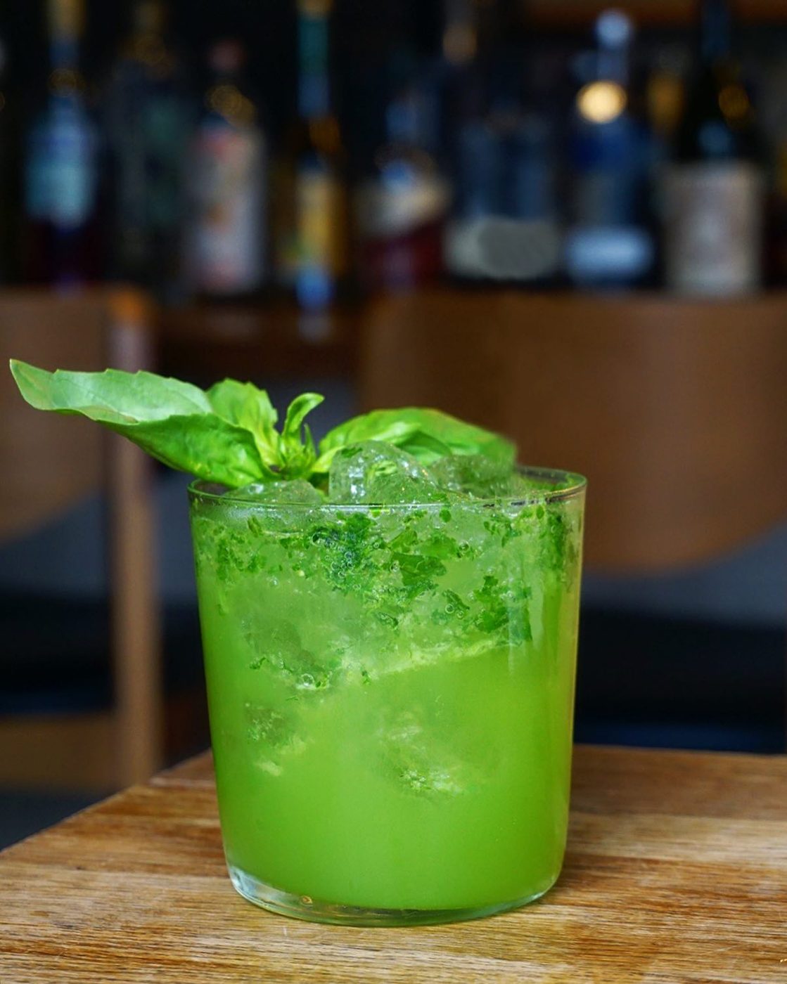 Grüner Cocktail mit Basilikum im DAIKAN