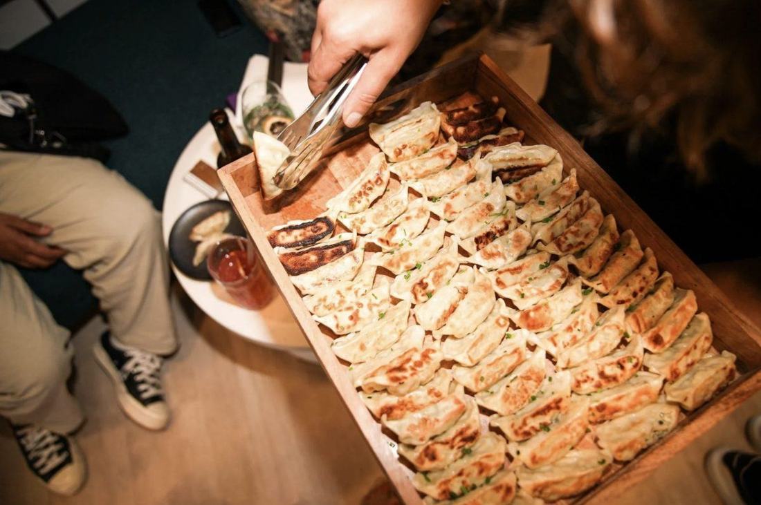 Gyoza auf einem Holztablett beim DAIKAN Catering einer Firmenfeier